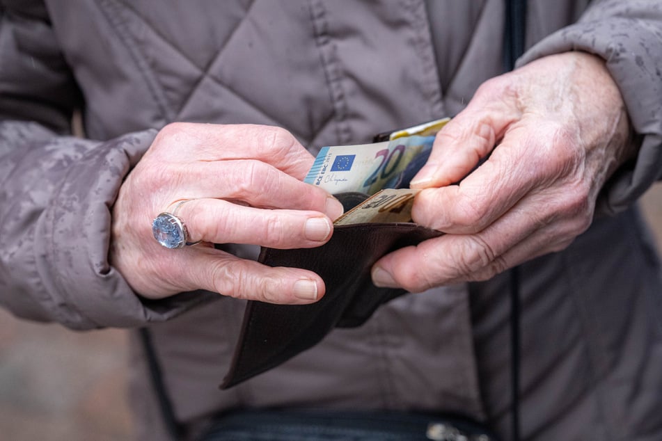 Zwei Frauen stahlen Bargeld und Schmuck aus der Wohnung der 87-Jährigen Seniorin. (Symbolbild)