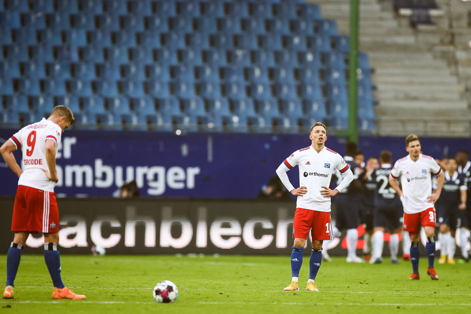 Der aktuelle Trend spricht vor dem Hamburger Stadtderby gegen die HSV-Spieler um Goalgetter Simon Terodde (l.) und Sonny Kittel (M.). (Archivfoto)