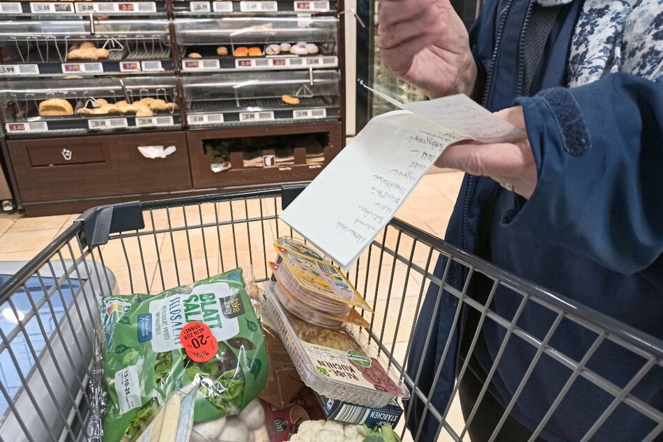 "Wer mit einem Einkaufszettel in den Supermarkt geht, kauft gezielter und wirklich nur das, was er braucht", sagt Verena Müller.