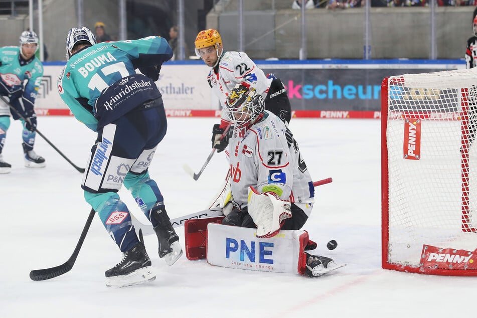 Stark, wie Lance Bouma (35) hier gegen Bremerhaven das 2:3 erzielte. Vor Goalie Leon Hungerecker (27) lenkte er die Scheibe ins Tor.