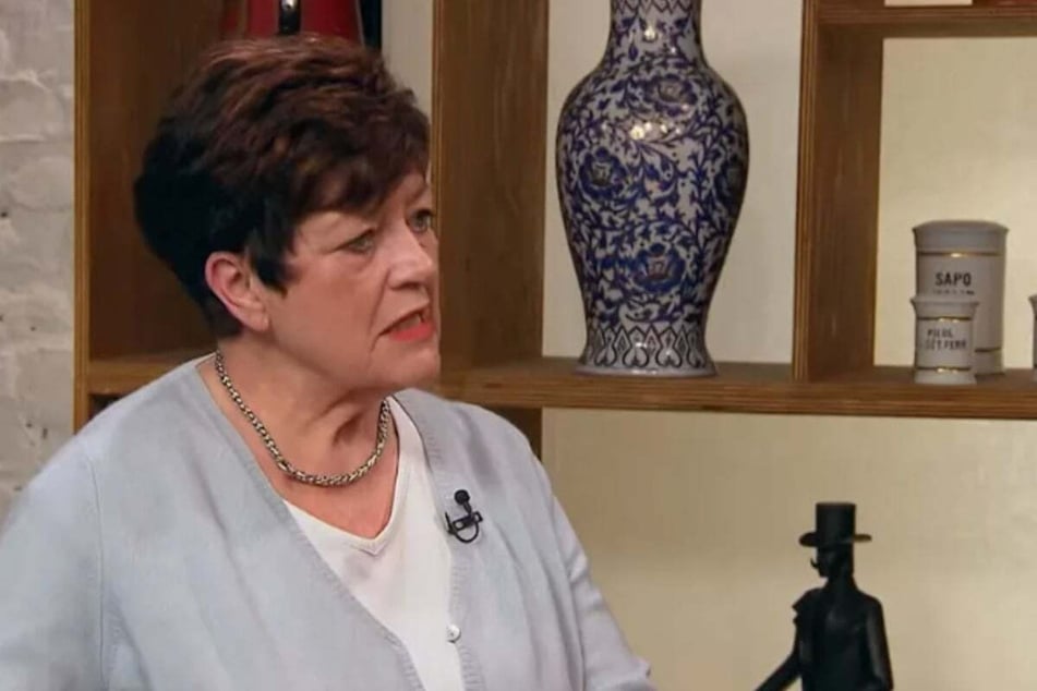 Rentnerin Jutta möchte bei "Bares für Rares" eine funkelnde Brosche verkaufen und hofft auf einen Erlös von 12.000 Euro.