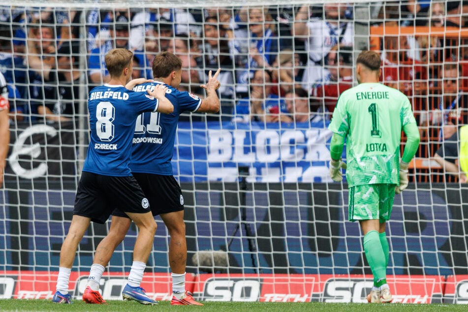 Marcel Lotka (r.) muss zum dritten Mal den Ball aus dem Netz holen