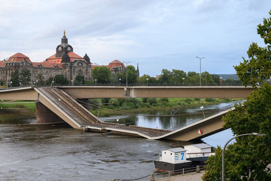 Heute eine Freifläche an der Elbe: Seit dem Einsturz der Carolabrücke am 11. September 2024 wird auch über die Optik des Neubaus diskutiert. (Archivfoto)