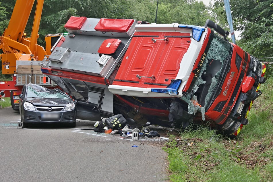 Das tonnenschwere Feuerwehrauto musste mit einem Kran vom Opel gehoben werden.