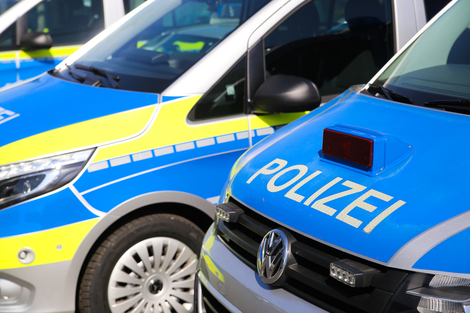 Gefahrgut-Lkw biegt falsch ab und rutscht in Entwässerungsgraben