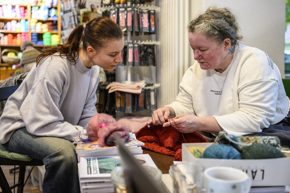 Sabine Hofmann (r.) erklärt MOPO-Reporterin Ruth Maria Luderer (21) das Stricken.