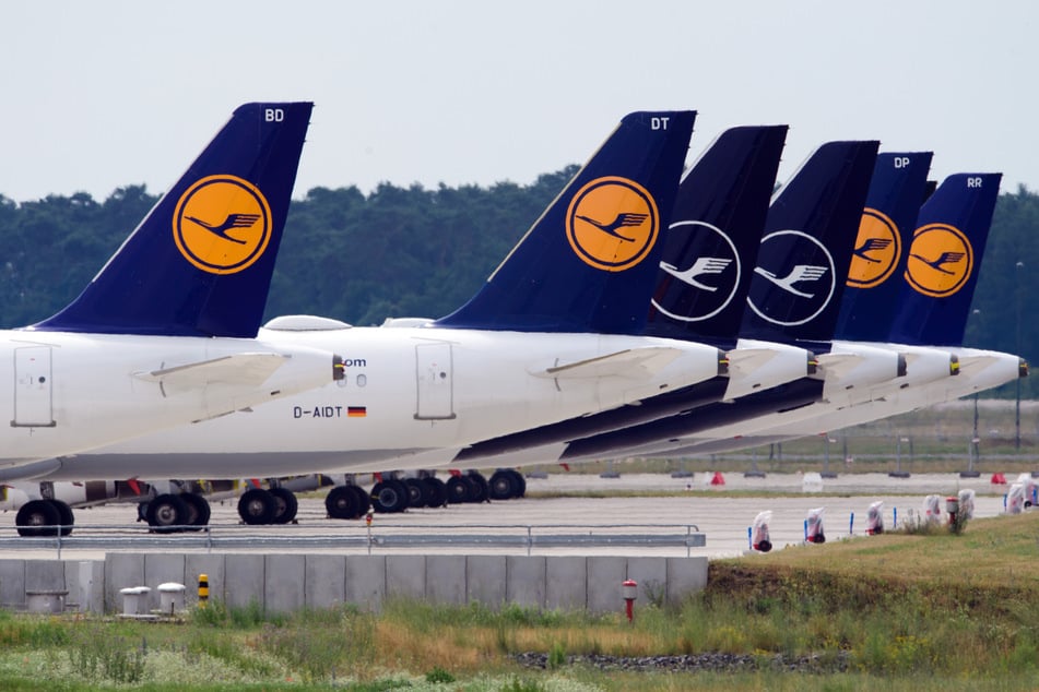 Lufthansa-Flugzeuge auf dem Flughafen Berlin Schönefeld. (Archivbild)