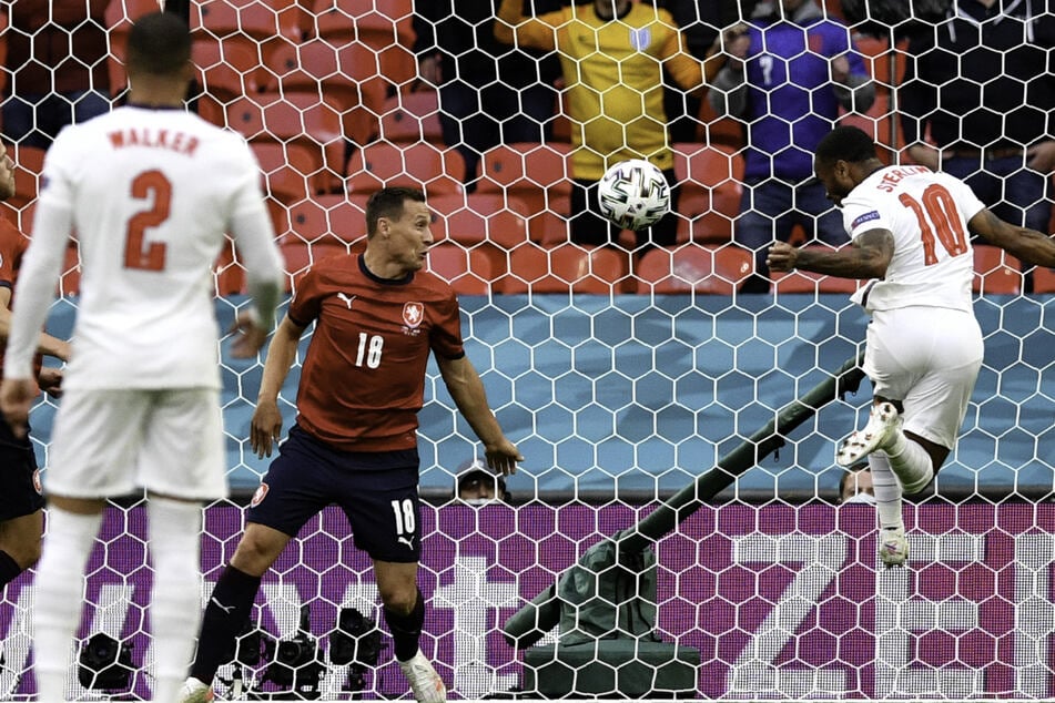 Verdiente Führung! Raheem Sterling (r.) nickt per Kopf zum 1:0 für England ein.