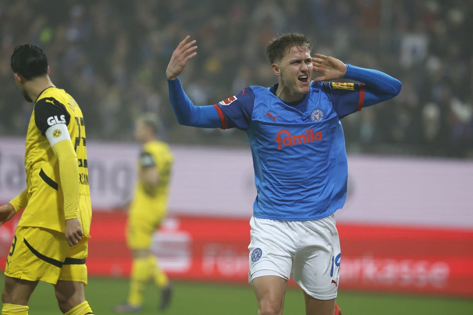 Phil Harres (r.) jubelt über das 2:0 gegen den BVB.