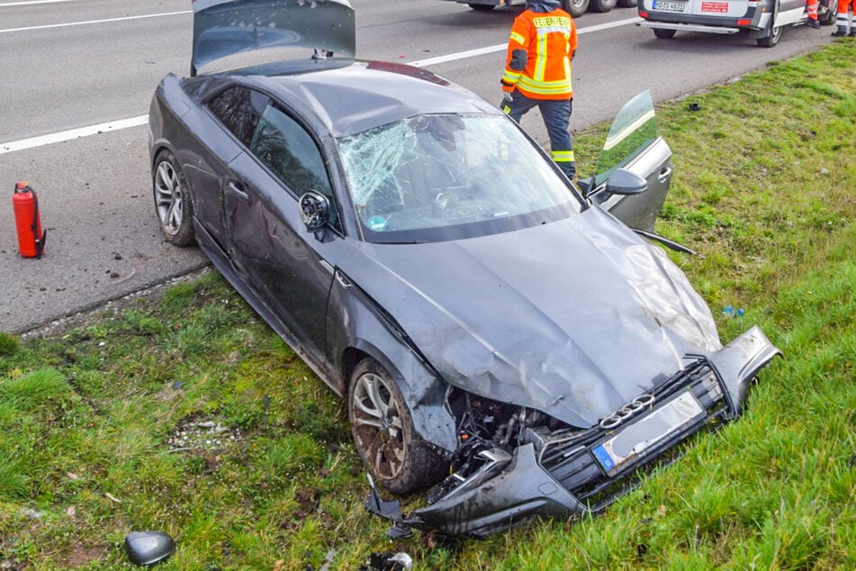 Ein Blick auf den Schaden des Audis nach dem Unfall.