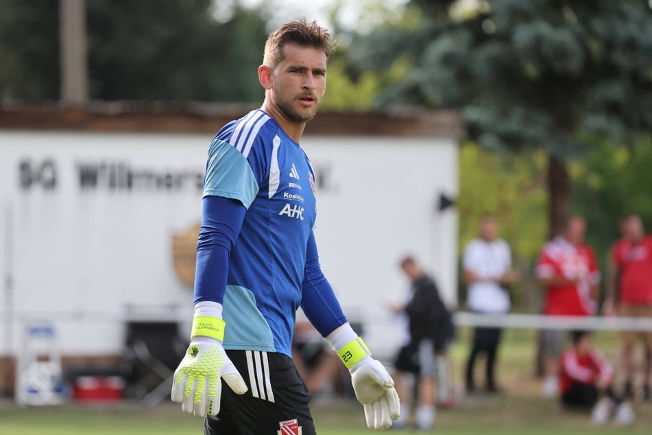 Probekeeper Julian Pollersbeck (31) stellte sich überzeugend in Cottbus und fährt dennoch nicht mit ins Trainingslager.