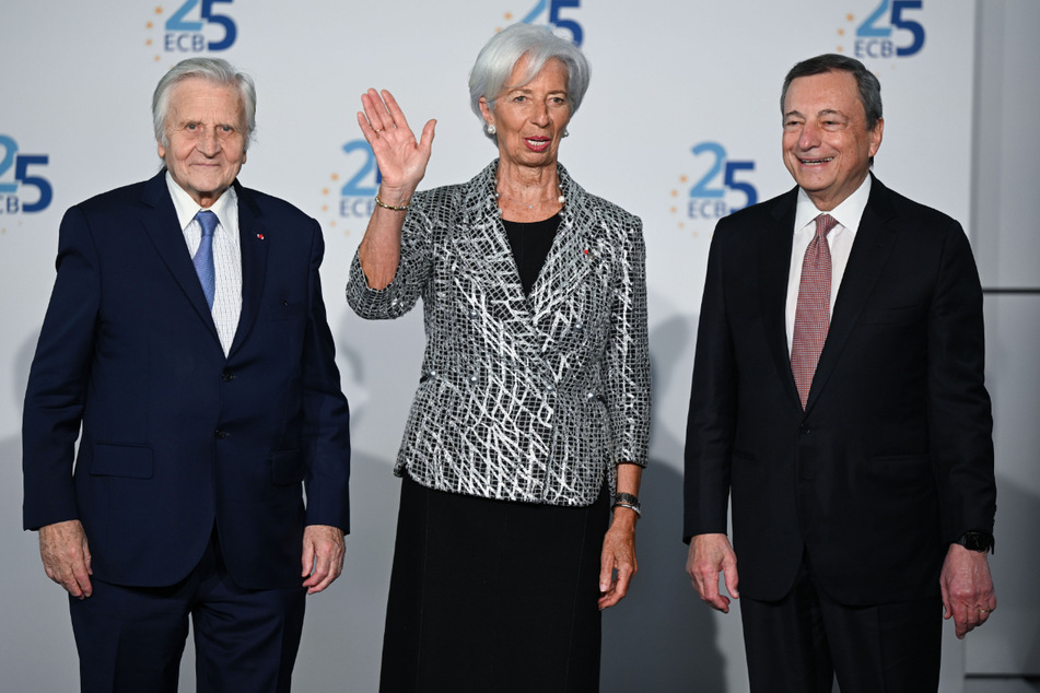 Christine Lagarde (67) beim Festakt anlässlich des 25-jährigen Bestehens mit den früheren EZB-Präsidenten Mario Draghi (75, r.) und Jean-Claude Trichet (80).