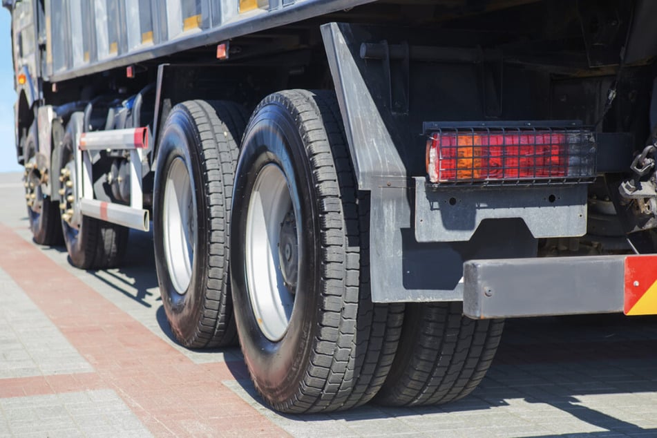 Der Lkw-Fahrer wollte einen vor ihm fahrenden Sattelzug überholen und hatte hierbei einen Ford auf der linken Spur übersehen. (Symbolfoto)
