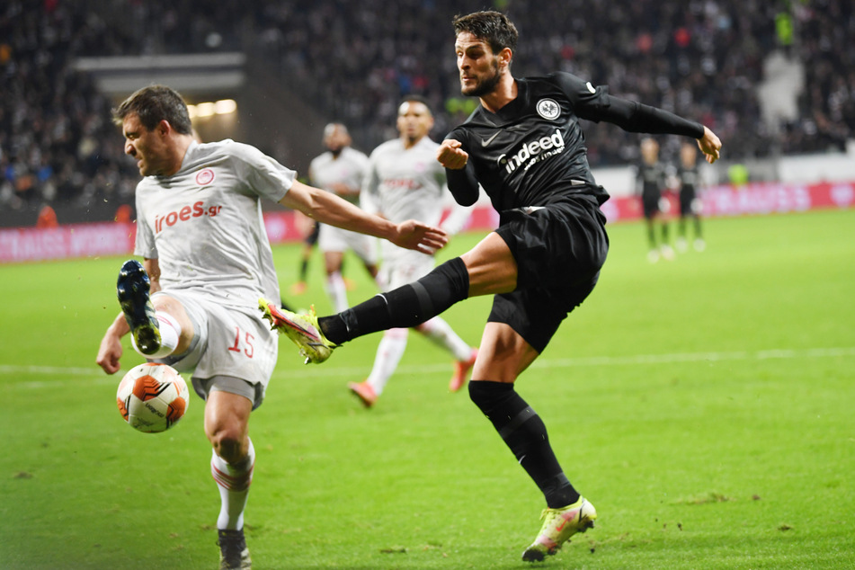 Soll die Offensive der Eintracht nach Verletzungspause wieder verstärken: Gonçalo Paciência (27, r.) hier im Zweikampf mit Piräus-Verteidiger Sokratis Papastathopoulos (33)