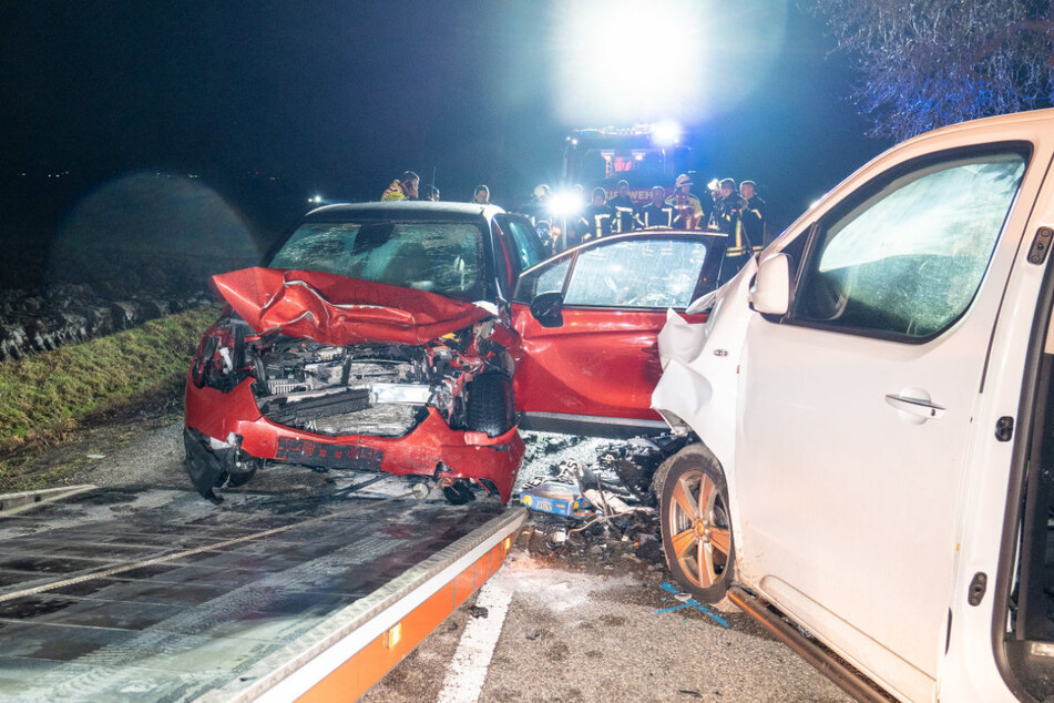 Nach ersten Einschätzungen soll der rote Opel auf die Gegenspur geraten sein. Die Fahrerin starb noch an der Unfallstelle.