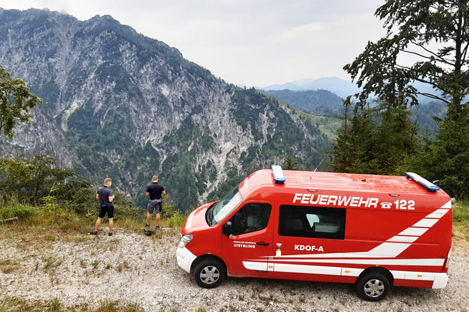 Die Feuerwehr mobilisierte mehrere Kräfte, die die Berge mit Fahrzeugen absuchten.