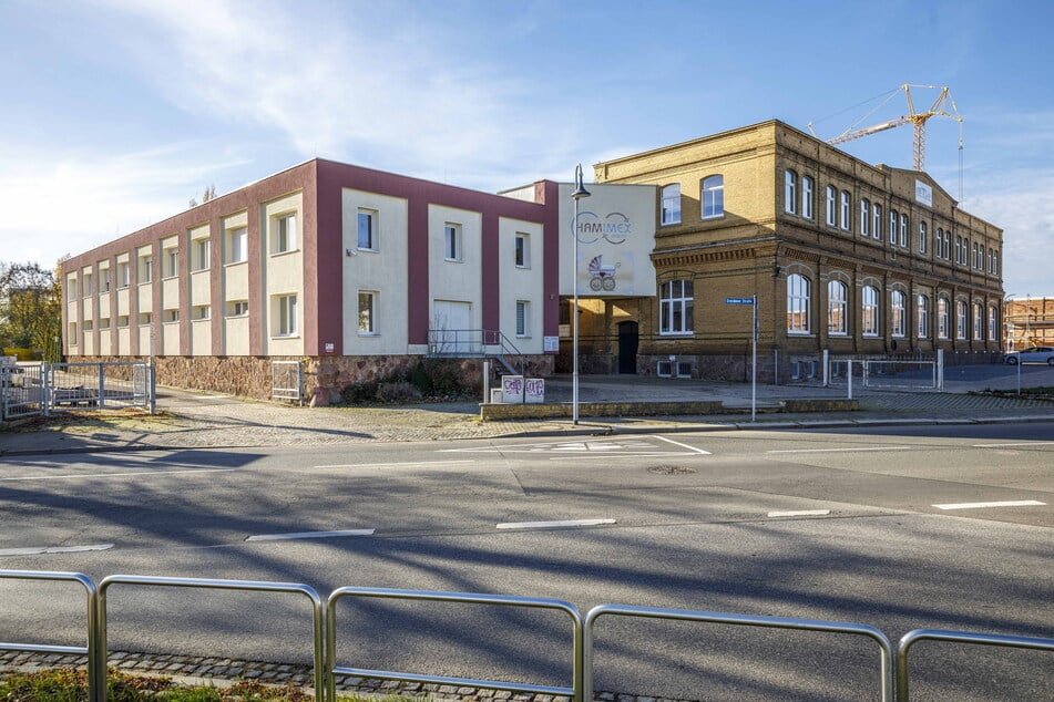 Die ehemalige Textilfabrik in Hartha, links das Verwaltungsgebäude von 1969/70 kommt unter den Hammer.