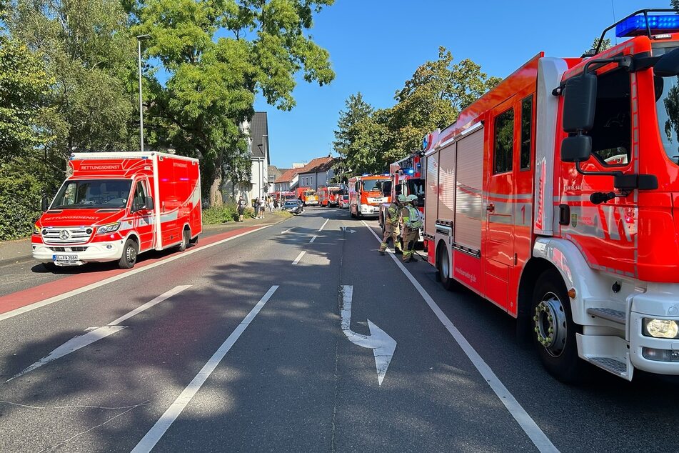 Zahlreiche Rettungskräfte waren am Mittwoch zu den Kaufmännischen Schulen in Bergisch Gladbach geeilt.