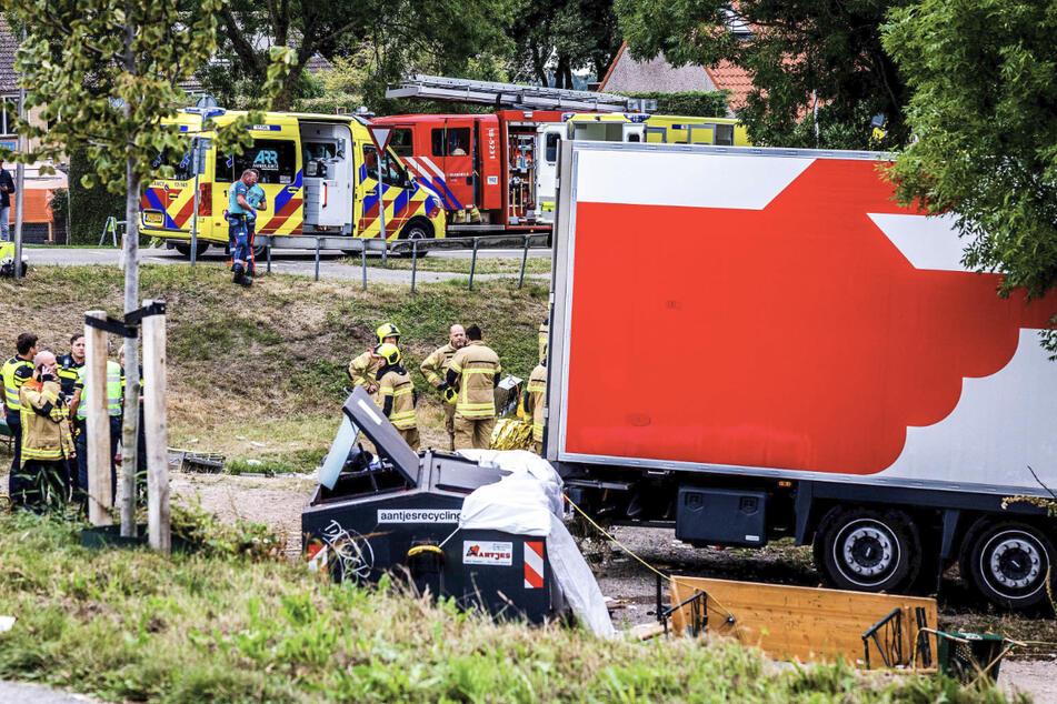 Viele Rettungskräfte waren im Einsatz. Im Zusammenhang mit dem Unfallgeschehen wird nach einem weißen Lieferwagen gefahndet.