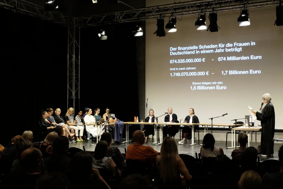 Vor dem fiktiven Gericht wird die Schadensersatzklage von Frauen gegen das Patriarchat in Stuttgart verhandelt: Die Frauen fordern für zwei Jahre 1,5 Billionen Euro Schadensersatz.