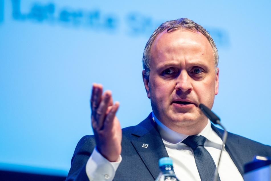 HSV-Finanzvorstand Frank Wettstein (47) kann sich trotz Corona über ein schrumpfendes Defizit freuen. (Archivbild)
