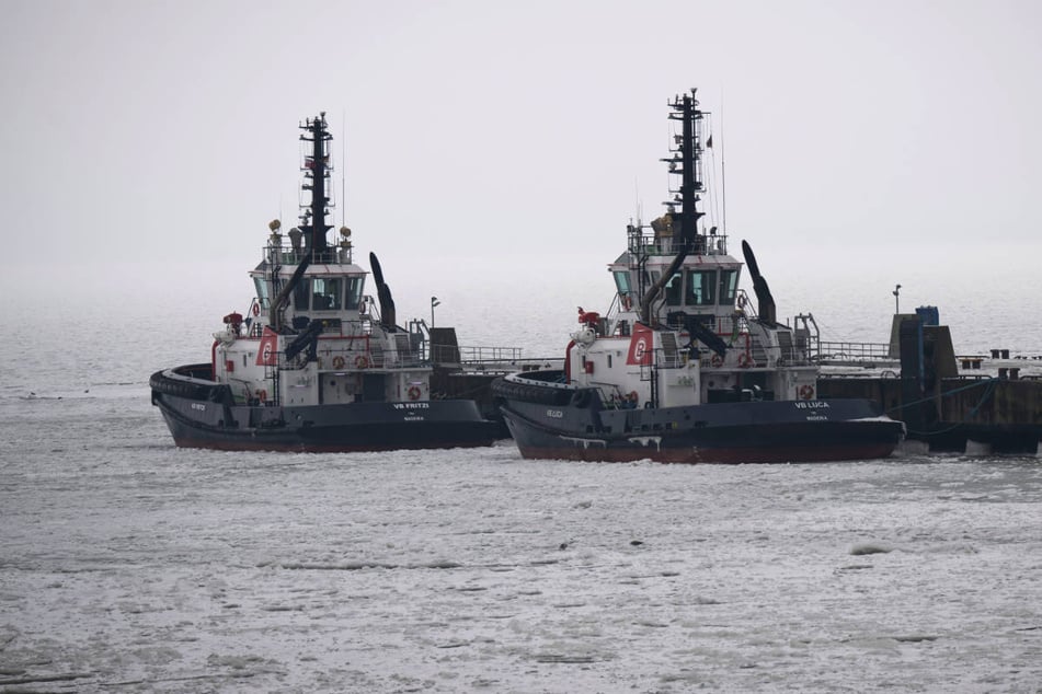 Schlepper stecken im vereisten Hafen von Mukran fest.