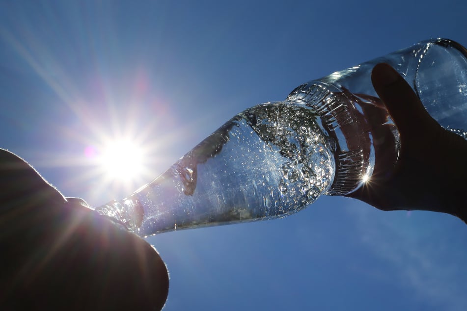 Viel Wasser trinken ist das A und O bei der Hitze.