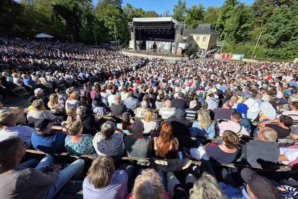 Doswidanja, alte Hexe. 4200 Besucher erwiesen Baba Jaga in der Jungen Garde die allerletzte Ehre.