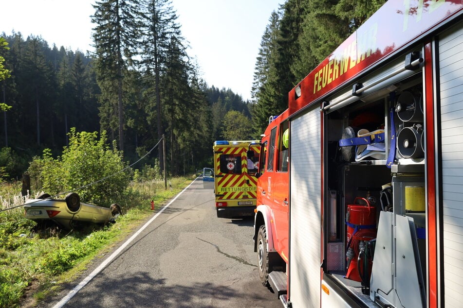 Die Straße war zum Einsatz gesperrt. Der Fahrer sei laut Polizei nur leicht verletzt.