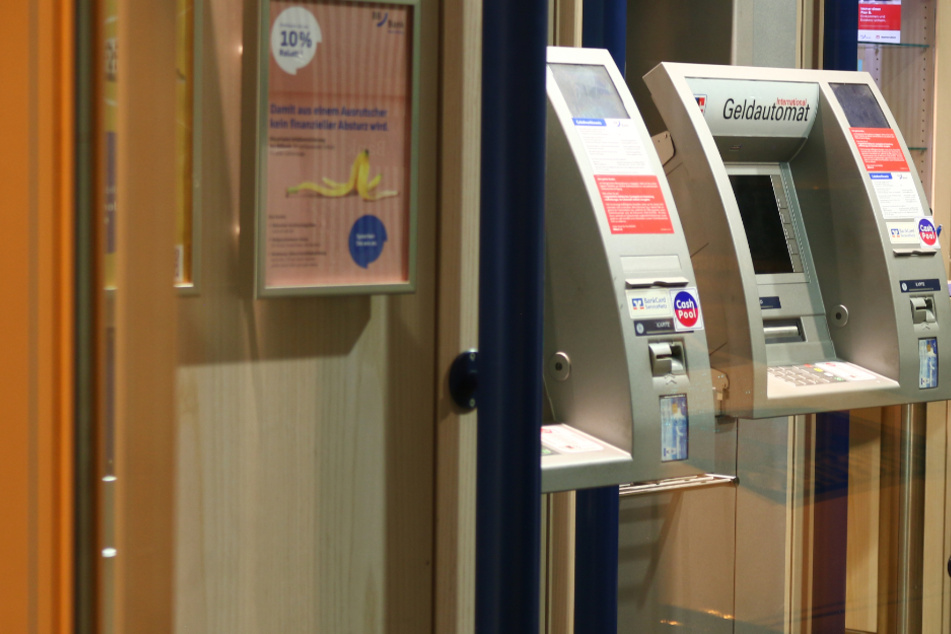 Das Foto zeigt einen der Geldautomaten in der Bankfiliale in der Heidelberger Landstraße in Darmstadt-Eberstadt.