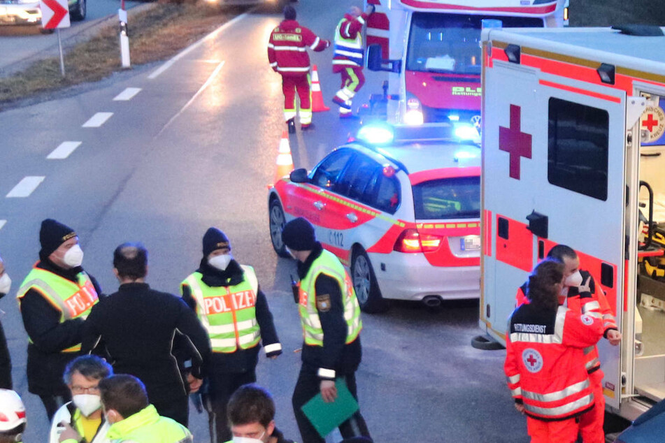 Im Kreuzungsbereich der Anschlussstelle Gützkow ist ein 56-Jähriger mit seinem Auto in einen Rettungswagen gekracht. Dabei ist ein Feuerwehrmann schwer verletzt worden. (Symbolfoto)