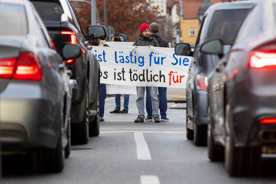 Aktivisten von "Extinction Rebellion" wollen nächste Woche wieder in Dresden auf die Straße gehen und den Verkehr zum Erliegen bringen. (Archivfoto)