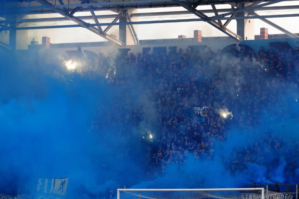 Spielunterbrechung: Die Fans auf der Südtribüne zünden Böller und Pyrotechnik.