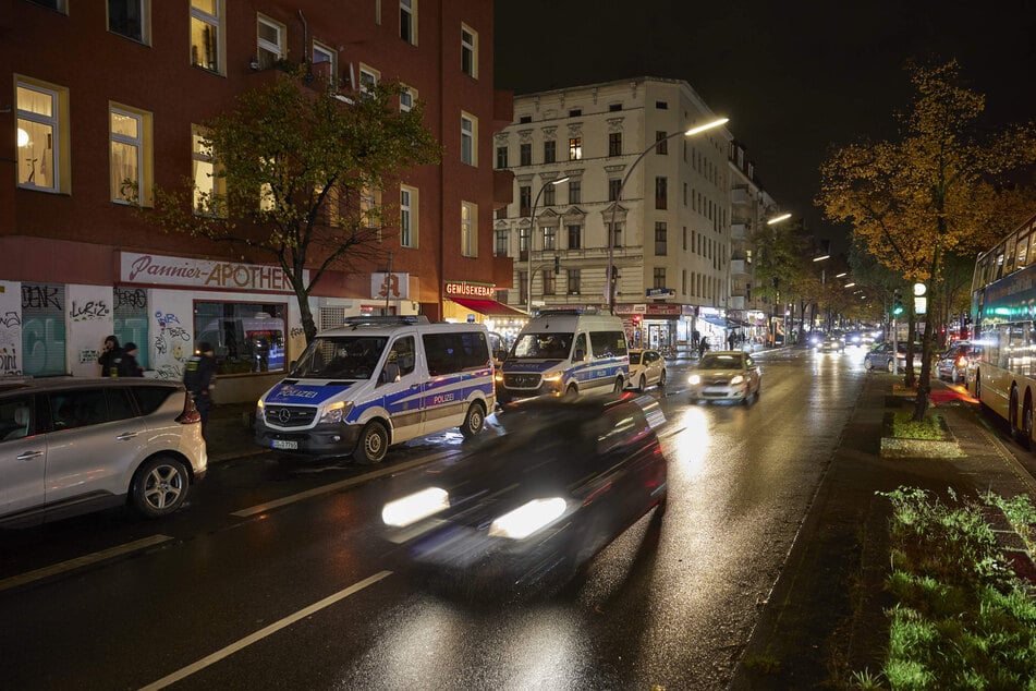 Tragischer Unfall in Neukölln: Hund stirbt, Herrchen einige Meter durch die Luft geschleudert