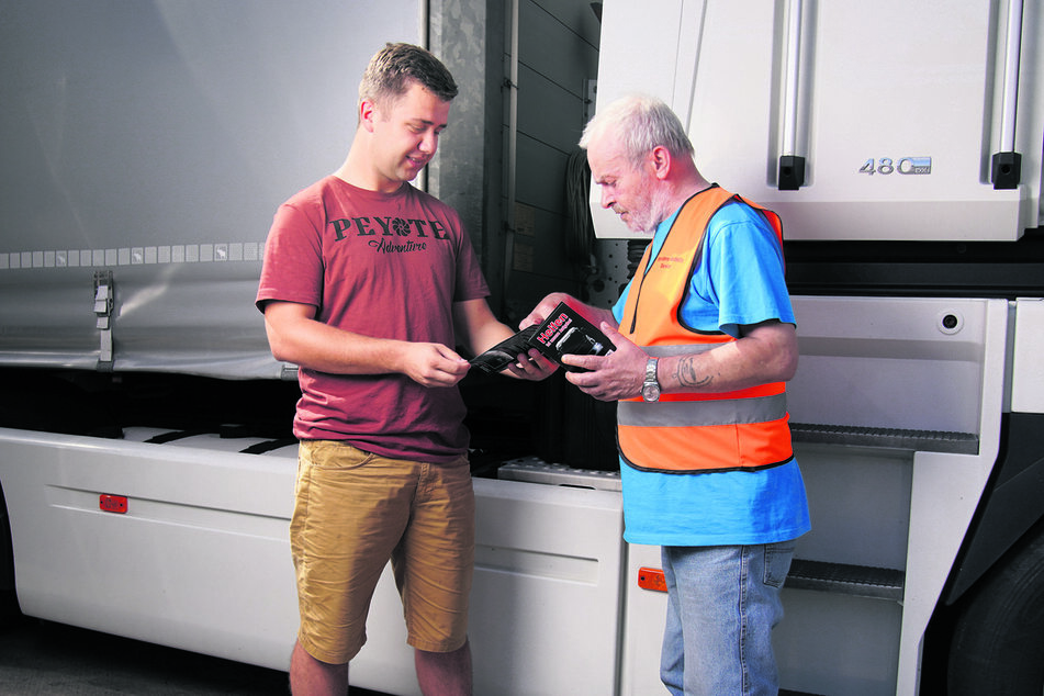 Der Ex-Trucker im Gespräch mit Fernfahrer Kamil (26) aus Polen, dem er das neue Angebot näherbringen will.
