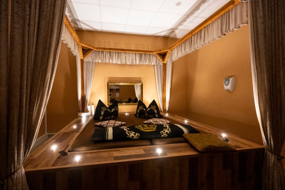 Das Himmelbett steht in der BDSM-Wohnung im Romantik-Zimmer.