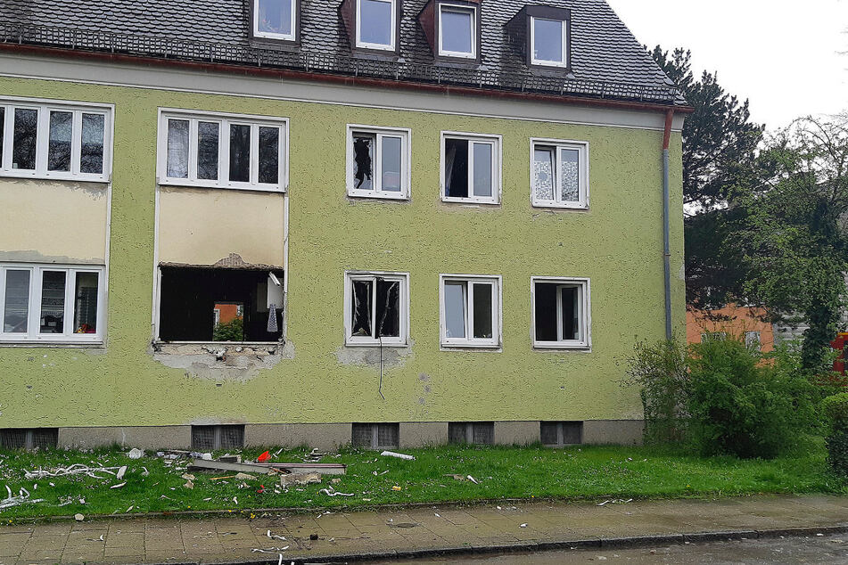 Herumliegende Trümmerteile des Gebäudes und geborstene Scheiben zeugen von der Heftigen Verpuffung, die sich offenbar in dem Haus zugetragen hatte.