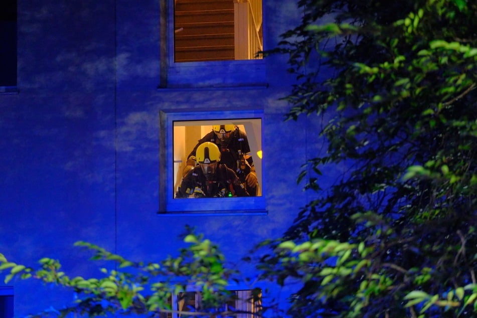 Die Feuerwehrleute betraten das Gebäude mit schwerem Atemschutz.