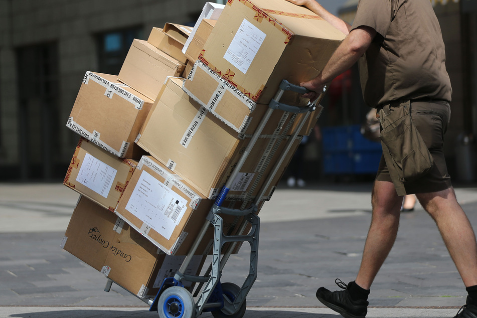 Schock für junge Mutter: Paketbote hinterlässt blutbesudeltes Päckchen