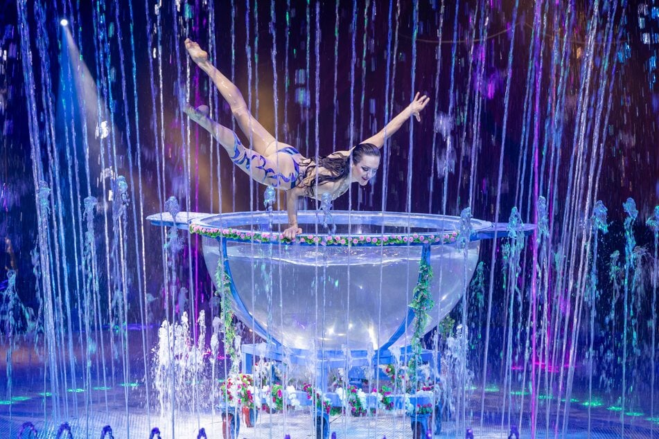 Akrobatik trifft auf spektakuläre Wassershow mit meterhohen Fontänen.