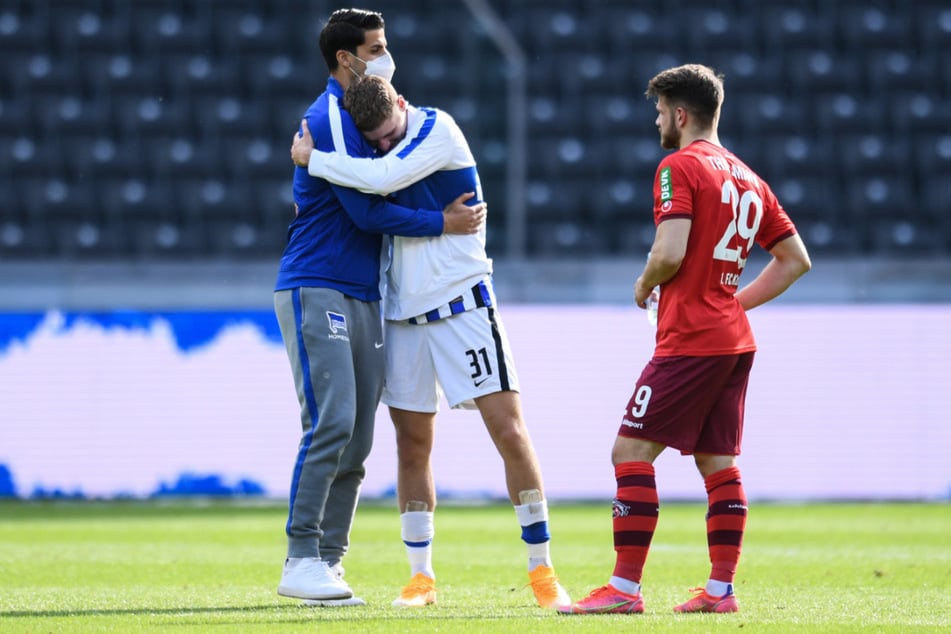 Erlösung bei der Hertha. Sami Khedira (34/l.) umarmt Teamkollege Marton Dardai (19).