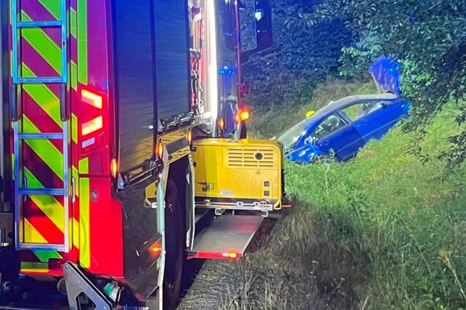 Mazda kracht gegen Baum: Feuerwehr muss Fahrer aus Auto schneiden