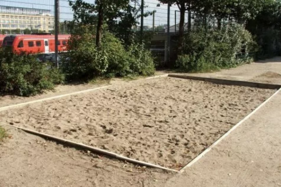 So sah der Spielplatz in der Schulze-Delitzsch-Straße vor der Sanierung aus. Ab sofort darf auf der neugestalteten Anlage gespielt werden.