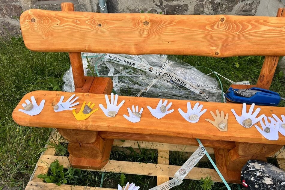 Anhand dieser Formen sollten Handabdrücke aller Kinder in die Bank graviert werden.