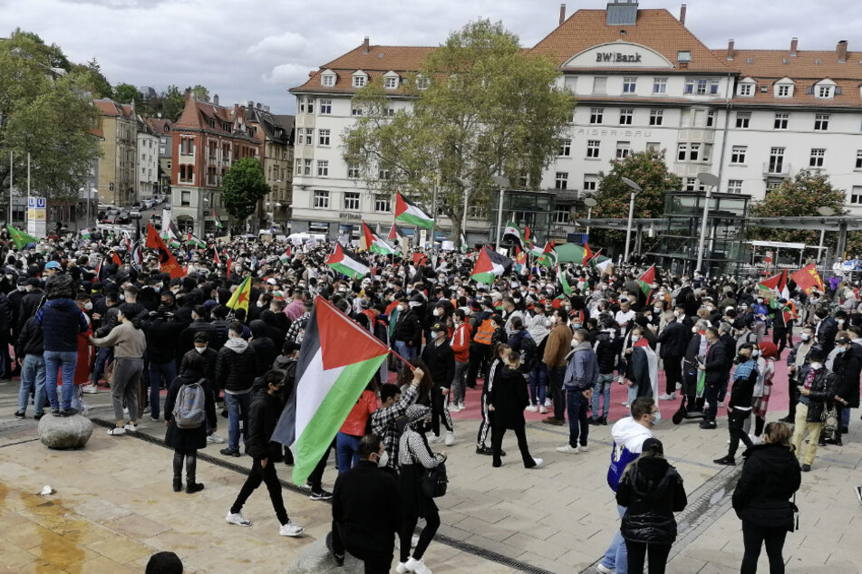 Hunderte Menschen versammelten sich auf dem Stuttgarter Marienplatz.