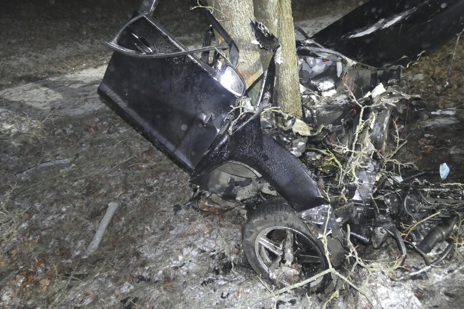 Schwerer Unfall: Auto "wickelt" sich um Baum und wird in zwei Teile gerissen