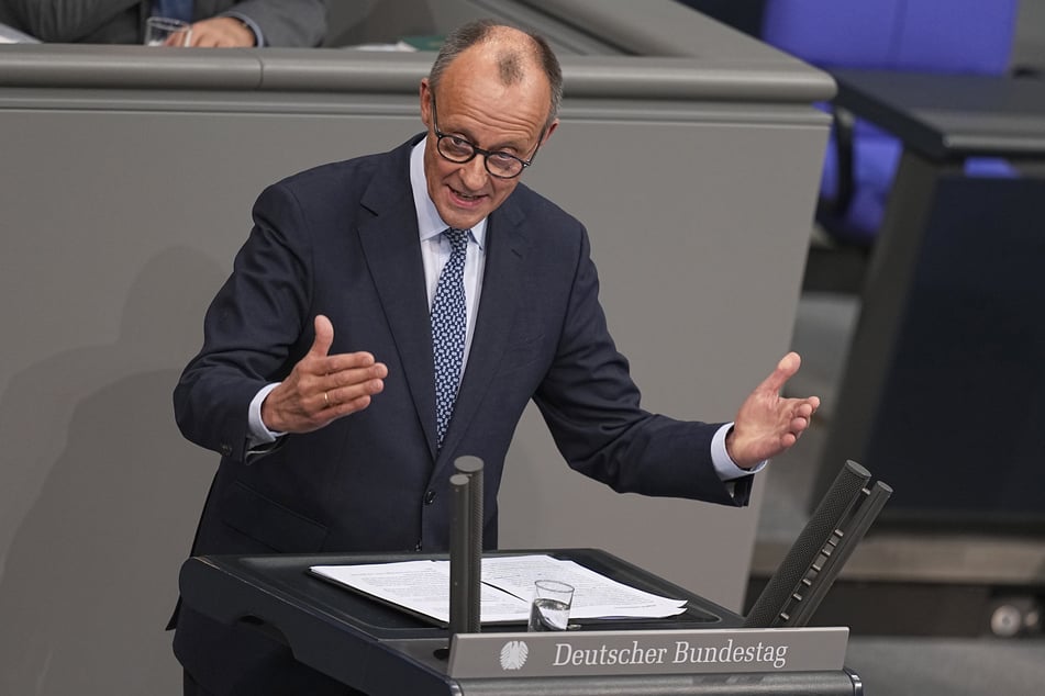 CDU-Chef Friedrich Merz (69) ließ am Mittwoch über einen Asyl-Antrag abstimmen. Mit den Stimmen der AfD ging dieser durch den Bundestag.