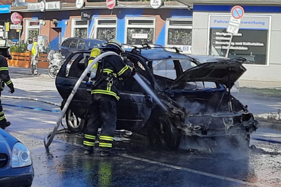 Die Feuerwehr löschte das brennende Auto.