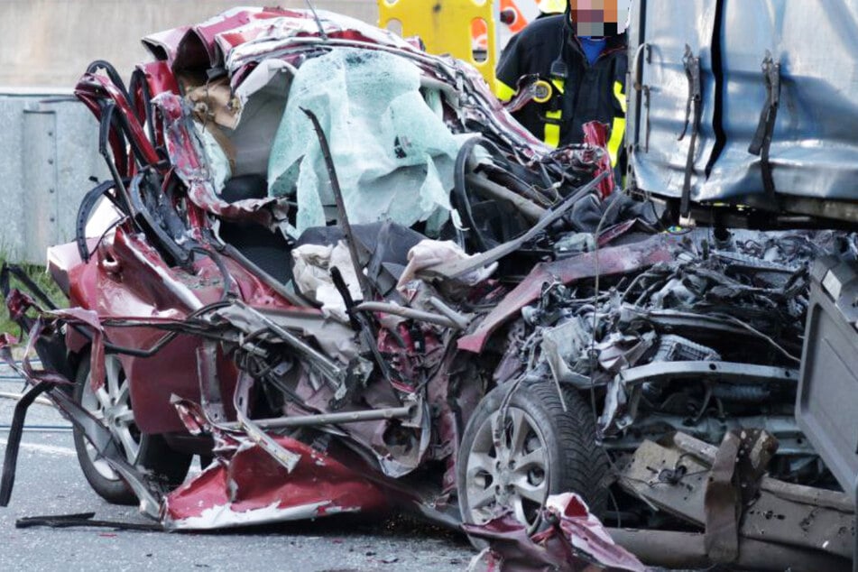 Unfall A5: Tödlicher Unfall: Auto rast unter stehenden Laster und wird völlig zerstört