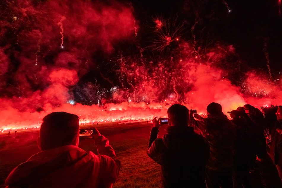 Viele Schaulustige kamen und hielten das Spektakel mit ihren Handys fest.